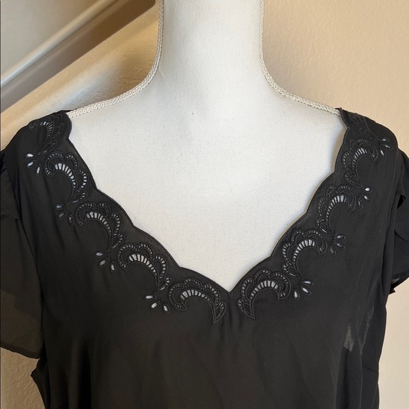 Torrid Black Scalloped V-Neck Blouse - Picture 6 of 9